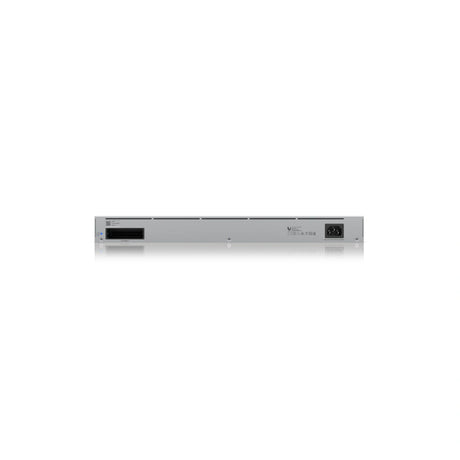 Vista frontal del reverso del dispositivo con conector IEC, código QR y rejillas de ventilación horizontales plateadas