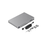 Vista isométrica del firewall todo en uno junto a cable de alimentación negro y soportes de rack metálicos