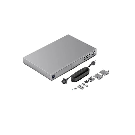 Vista isométrica del firewall todo en uno junto a cable de alimentación negro y soportes de rack metálicos
