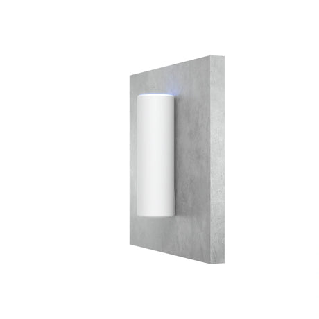 Punto de acceso WiFi exterior blanco montado en pared gris con anillo LED azul iluminado