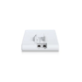 Vista trasera del punto de acceso wifi exterior ubiquiti blanco con dos puertos Ethernet RJ45 y soporte central