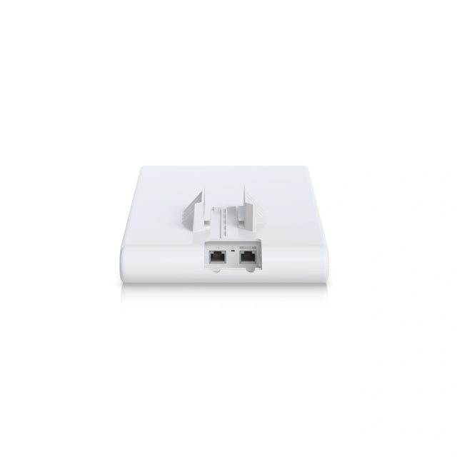 Vista trasera del punto de acceso wifi exterior ubiquiti blanco con dos puertos Ethernet RJ45 y soporte central