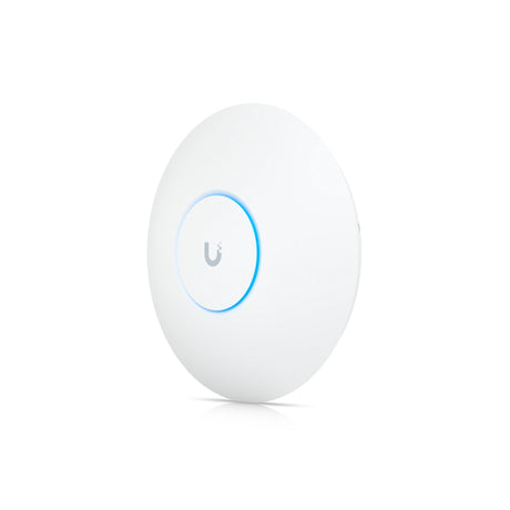 Vista tres cuartos frontal del access point Ubiquiti UniFi con acabado mate, logo U gris y anillo de estado azul.