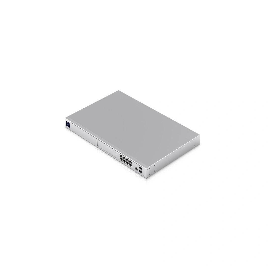Firewall UniFi gris con puertos SFP+ y Ethernet en panel frontal sobre fondo blanco