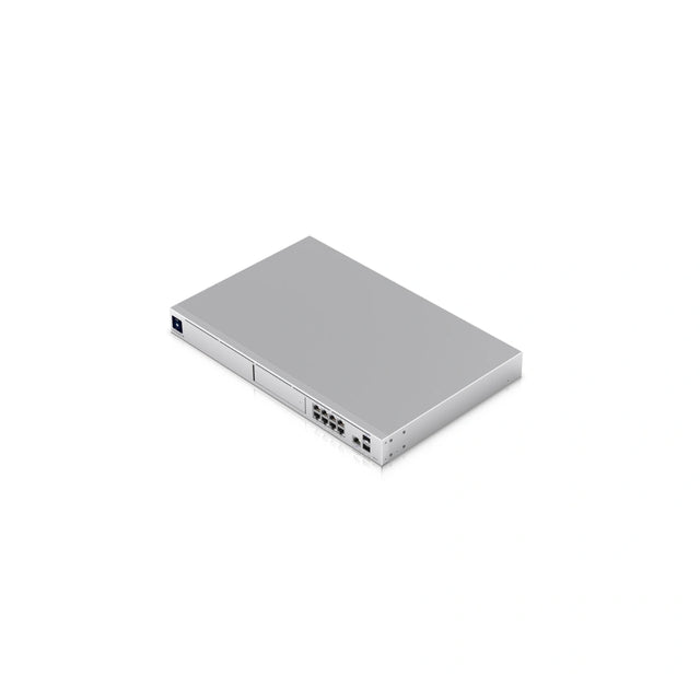Firewall UniFi gris con puertos SFP+ y Ethernet en panel frontal sobre fondo blanco