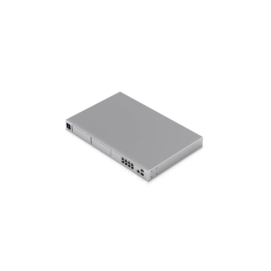Vista isométrica del firewall Ubiquiti UniFi con puertos Ethernet verdes y bahías de almacenamiento plateadas
