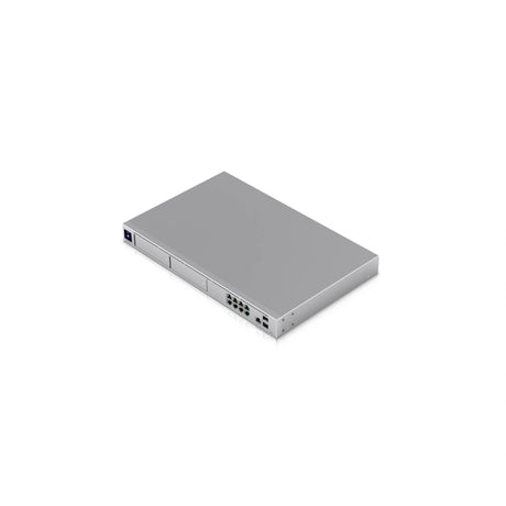 Vista isométrica del firewall Ubiquiti UniFi con puertos Ethernet verdes y bahías de almacenamiento plateadas
