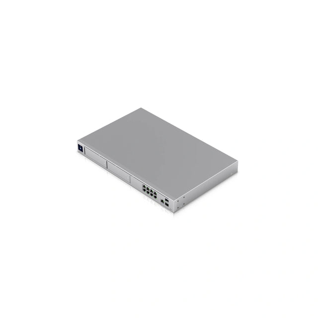 Vista isométrica del firewall Ubiquiti UniFi con puertos Ethernet verdes y bahías de almacenamiento plateadas