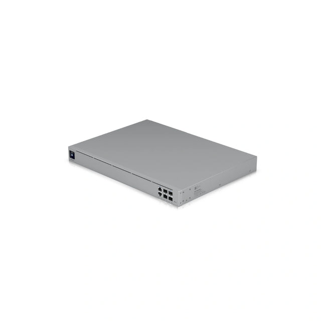 Vista superior de firewall Ubiquiti UniFi plateado con puertos SFP y RJ45 visibles en el lateral derecho sobre fondo blanco