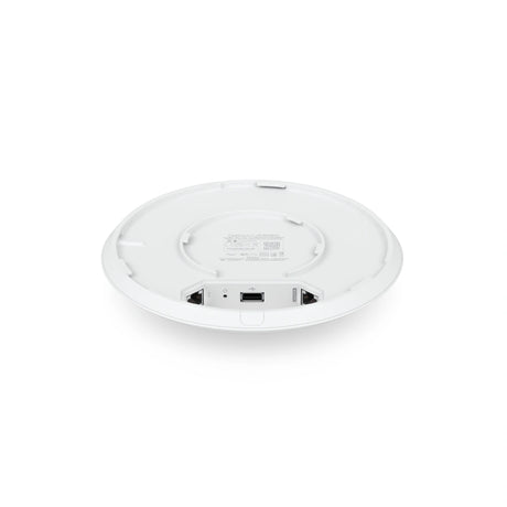 Puertos ethernet gigabit y USB en el borde inferior del dispositivo blanco