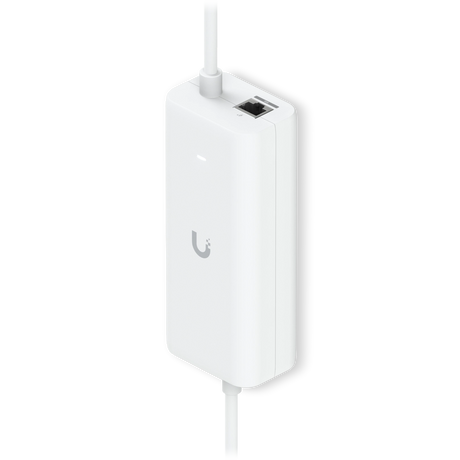 Inyector PoE+ blanco Ubiquiti con puerto Ethernet RJ45 y cables conectados sobre fondo claro