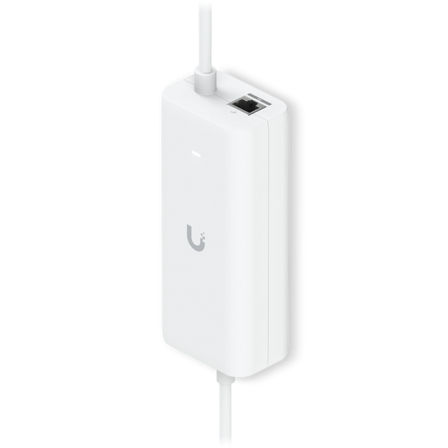Inyector PoE+ blanco Ubiquiti con puerto Ethernet RJ45 y cables conectados sobre fondo claro