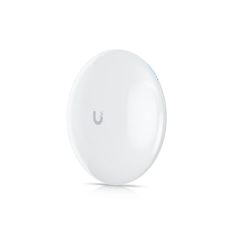 Vista frontal de radio Ubiquiti UniFi blanco con logotipo gris y luces LED azules
