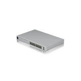 Vista isométrica del conmutador Ubiquiti UniFi 450W plateado con puertos RJ45 y ranuras SFP+ en el panel frontal