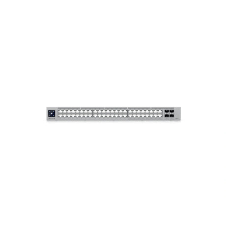 Disparo frontal directo del switch Ubiquiti UniFi destacando la disposición organizada de 48 puertos Ethernet e interfaces