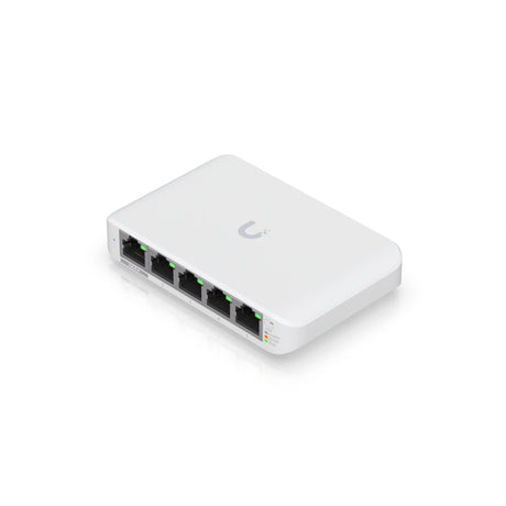 Vista isométrica del conmutador Ubiquiti UniFi blanco con cinco puertos RJ45 negros y luces LED verdes encendidas