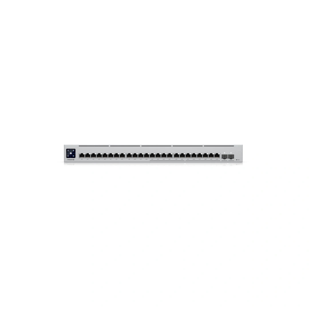 Primer plano frontal del conmutador mostrando 24 puertos Ethernet negros, ranuras SFP+ y pantalla LCD azul