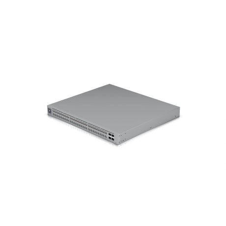 Vista superior de conmutador Ubiquiti UniFi plateado sobre fondo blanco, mostrando puertos RJ45 densos y chasis compacto