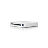 Ángulo frontal derecho mostrando puertos Ethernet, fibra óptica SFP+ y pantalla táctil color de 1.3 pulgadas