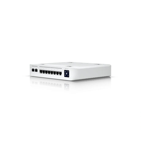 Ángulo frontal derecho mostrando puertos Ethernet, fibra óptica SFP+ y pantalla táctil color de 1.3 pulgadas
