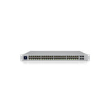 Vista frontal directa de un switch Ubiquiti instalado en rack con 48 puertos Ethernet y cuatro uplinks SFP+