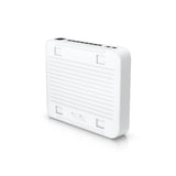 Vista trasera del switch blanco con rejillas de ventilación horizontales y ranuras de montaje cuadradas