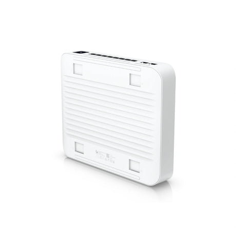 Vista trasera del switch blanco con rejillas de ventilación horizontales y ranuras de montaje cuadradas