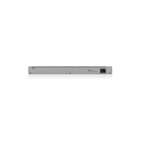 Vista trasera del switch Ubiquiti UniFi plateado con conector de alimentación IEC C14 y ranuras de ventilación