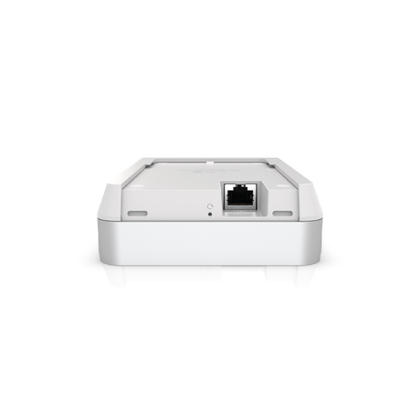 Primer plano del puerto Ethernet RJ45 negro 2.5GbE junto al botón de reinicio en la base