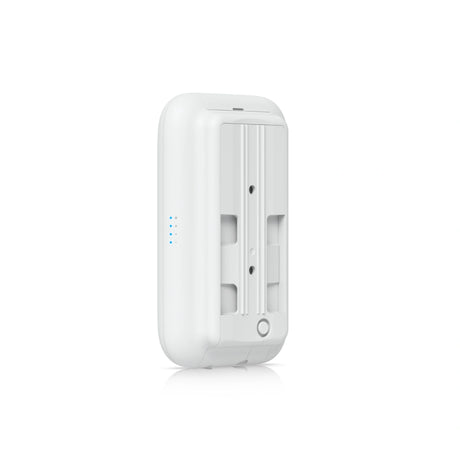 Perspectiva tres cuartos trasera del access point wifi ipx6 ubiquiti con placa texturizada y LEDs iluminados