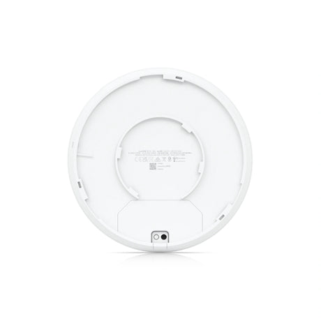 Vista directa trasera del UniFi AP mostrando interfaz de montaje circular, etiqueta de información regulatoria y botón de