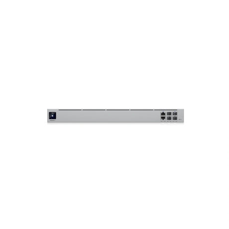 Vista frontal directa del firewall UniFi con placa plateada minimalista, botón de encendido a la izquierda y puertos SFP28 a