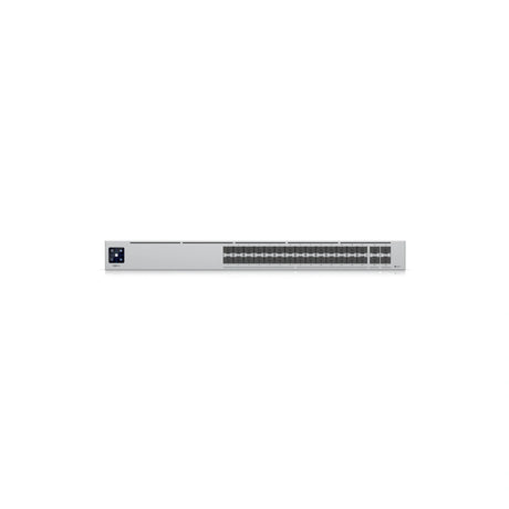Panel frontal del switch Ubiquiti mostrando los puertos SFP+ y pantalla de control