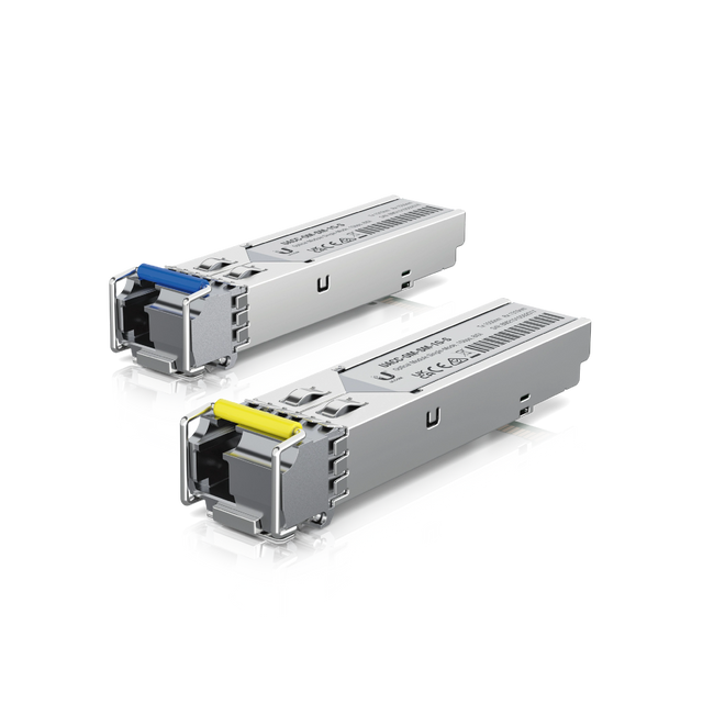Dos módulos SFP UniFi plateados con conectores LC azul y amarillo sobre fondo blanco