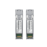 Dos módulos UniFi SFP+ lado a lado mostrando etiquetas técnicas y contactos verdes