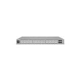 Vista frontal ligeramente elevada del hardware de red mostrando densidad de puertos y diseño industrial elegante del UniFi