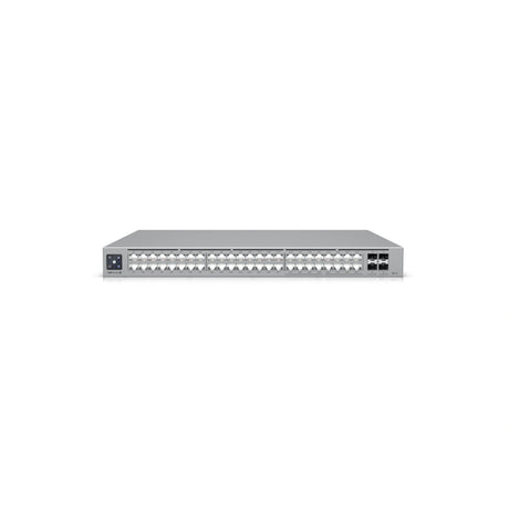 Vista frontal ligeramente elevada del hardware de red mostrando densidad de puertos y diseño industrial elegante del UniFi