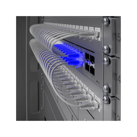 Primer plano del switch en rack con cables Ethernet blancos organizados, luces LED azules activas y etiquetas CAT6 visibles
