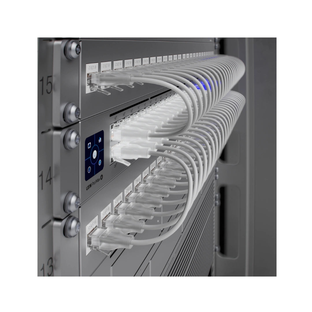 Perfil lateral del switch montado en rack con etiqueta USW Pro Max y curvas uniformes de cables de red blancos saliendo