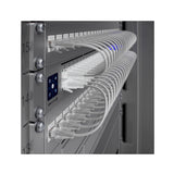 Perfil lateral del switch montado en rack con etiqueta USW Pro Max y curvas uniformes de cables de red blancos saliendo