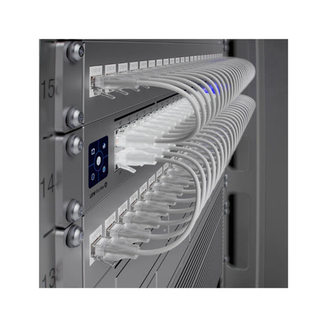 Perfil lateral del switch montado en rack con etiqueta USW Pro Max y curvas uniformes de cables de red blancos saliendo
