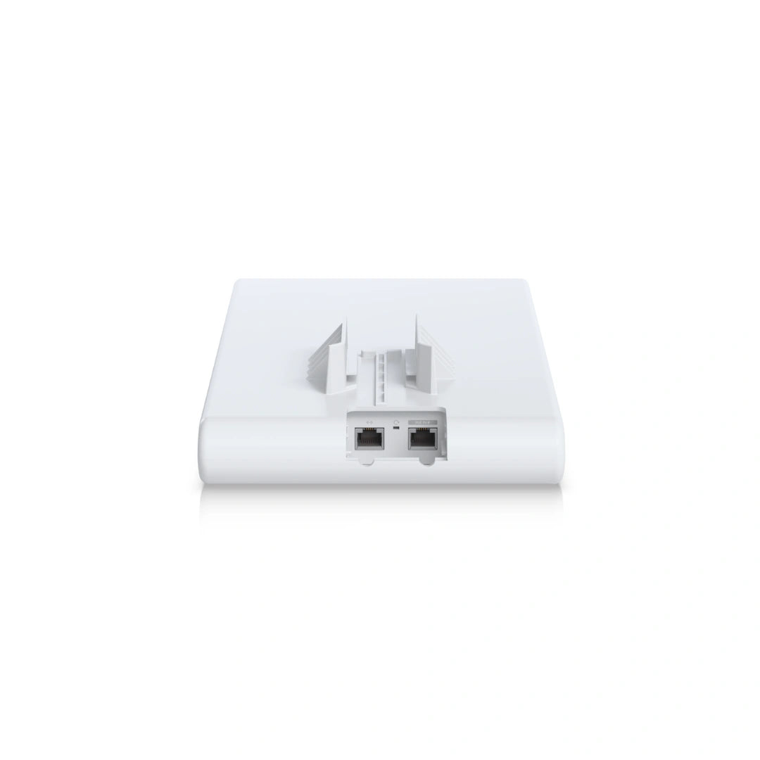 Perspectiva trasera del dispositivo de red blanco mostrando conectividad dual GbE y clips de montaje estructural