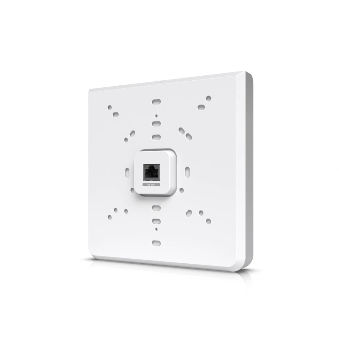 Trasera del equipo blanco con puerto Ethernet elevado PoE rodeado de orificios de ventilación y montaje
