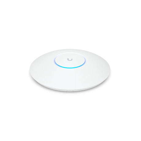 Ángulo tres cuartos del punto de acceso WiFi 6 blanco de perfil bajo con anillo LED azul brillante sobre fondo limpio.